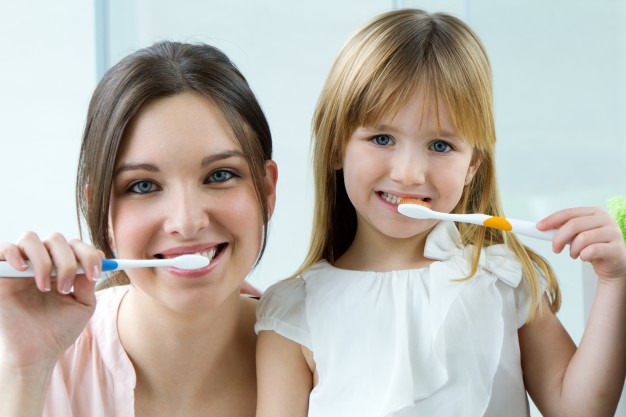 צחצוח שיניים מונע בעיות בחניכיים